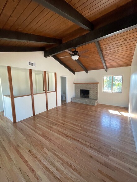 Upstairs living room - 576 Blaisdell Dr