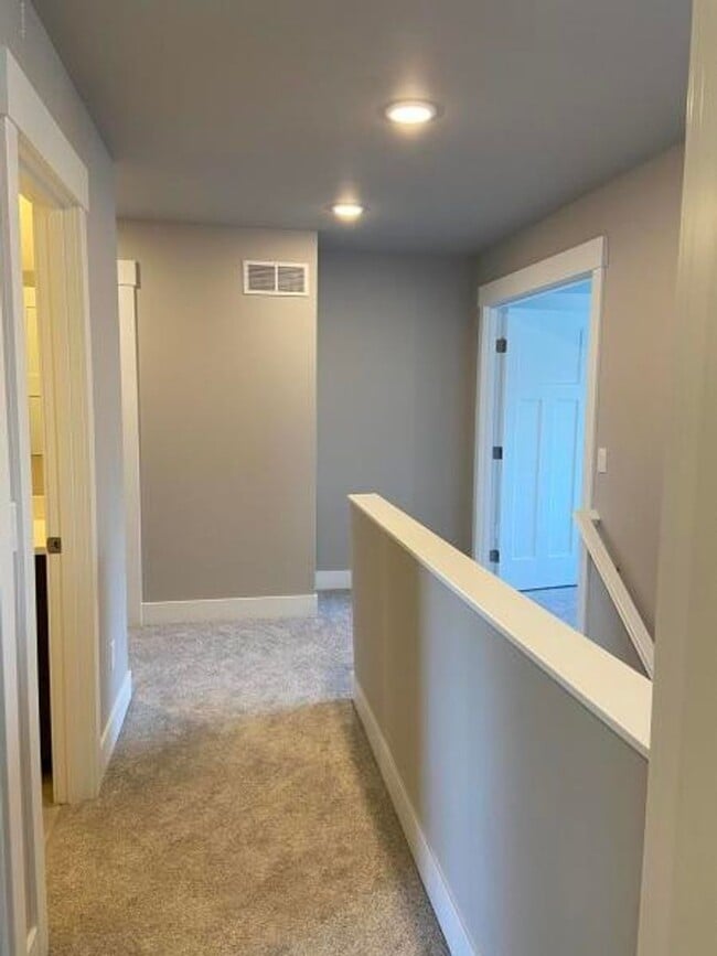 Building Photo - South Anchorage 3 Bedroom Duplex!