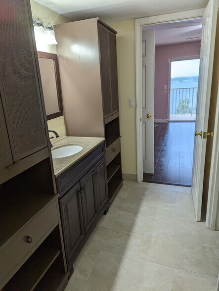 Master bathroom - 7432 Sunshine Skyway Ln S