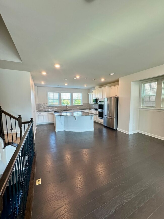 Building Photo - Beautiful 3BR/3.5BA Townhome in Rea Farms
