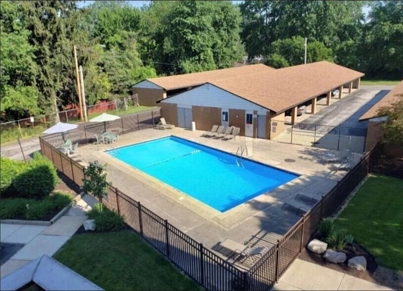 Building Photo - 3675 Clague Rd