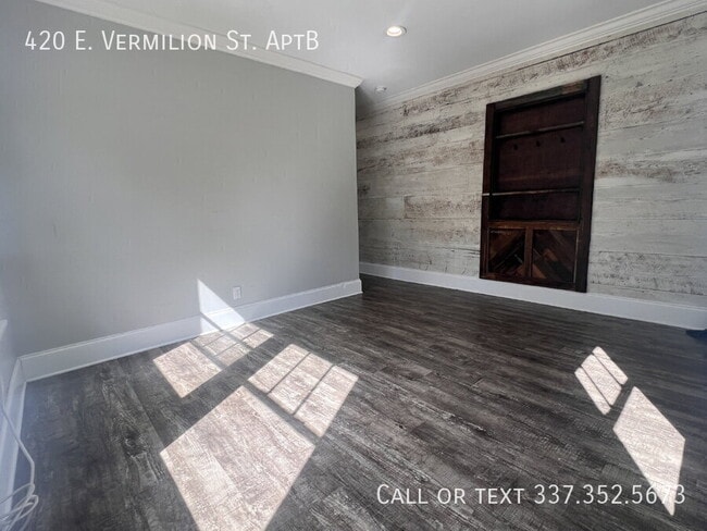 Building Photo - 420 E Vermilion St