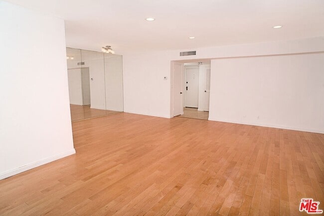 Building Photo - 416 N Oakhurst Dr