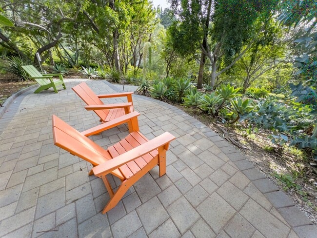 Building Photo - Large 2bed/ 2 bath corner unit in the heart of Silverlake with Hot Tub, Pool, Gated Parking and P...