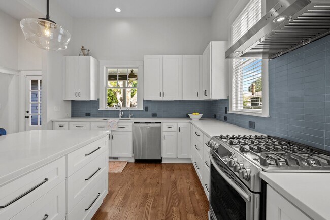 Building Photo - Gorgeous Renovation near Downtown Durham -...