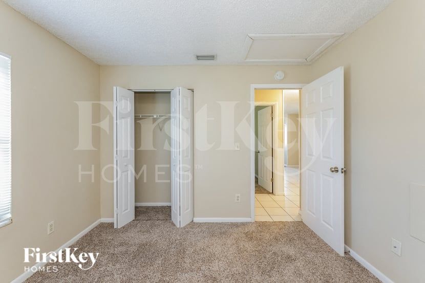 Building Photo - 4301 Tarpon Dr SE