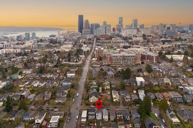 Building Photo - OPEN HOUSE 2/17, 2/21 @ 1P-2:30P - Duplex upper unit in Central District - Upper