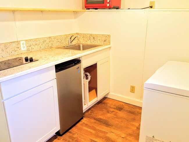 Kitchenette - 624 E Whitman St