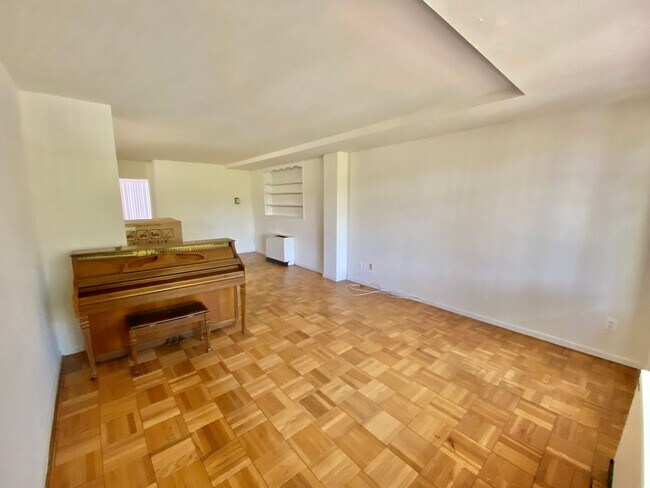 Building Photo - FREE RENT! Great Foggy Bottom One Bedroom with Roof Top Pool & Gym includes utilities!