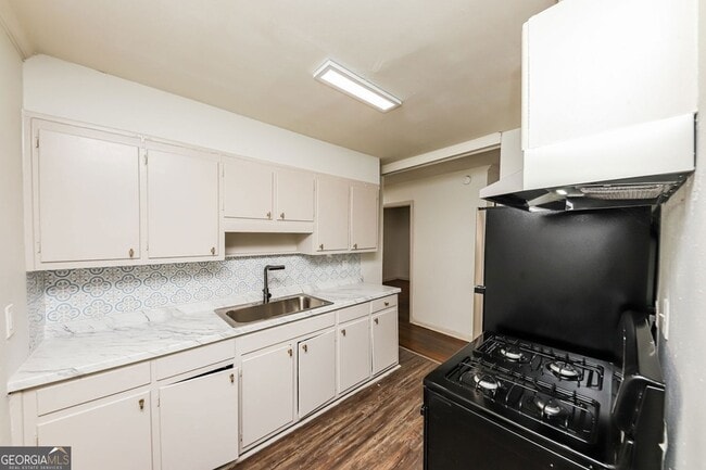 Building Photo - 210 Oak Dr SE