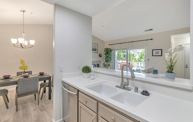 Building Photo - Beautifully Updated 2-Bed, 2-Bath Condo in...