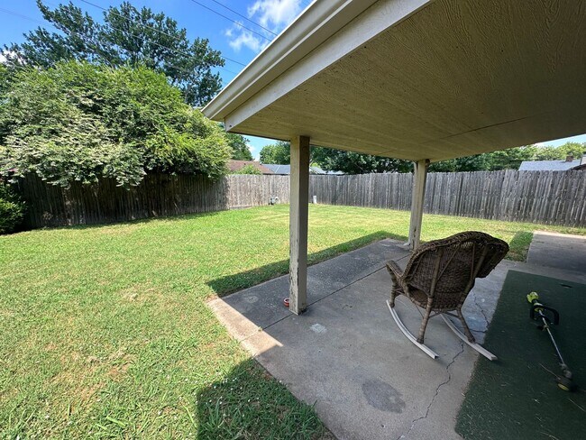 Building Photo - Large single story 4 bedroom