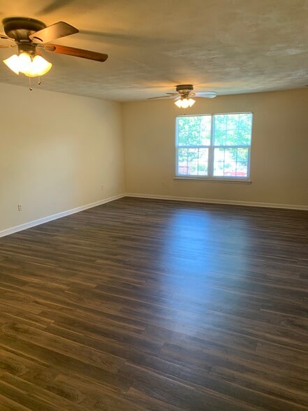 Building Photo - 415 Laurence Ln