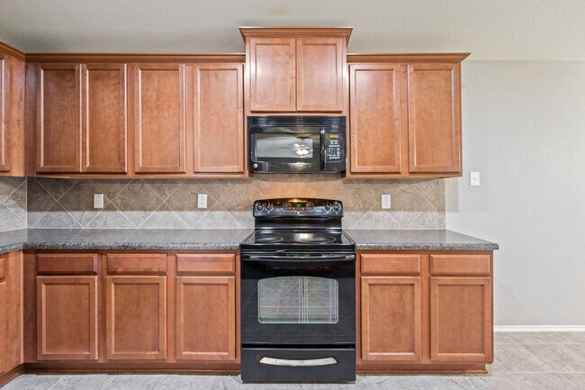 Building Photo - Open Concept living in MIDWAY ISD