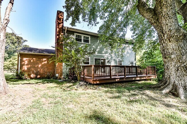 Building Photo - Spacious 4 Bed 2/2 Bath Home with Park-Lik...
