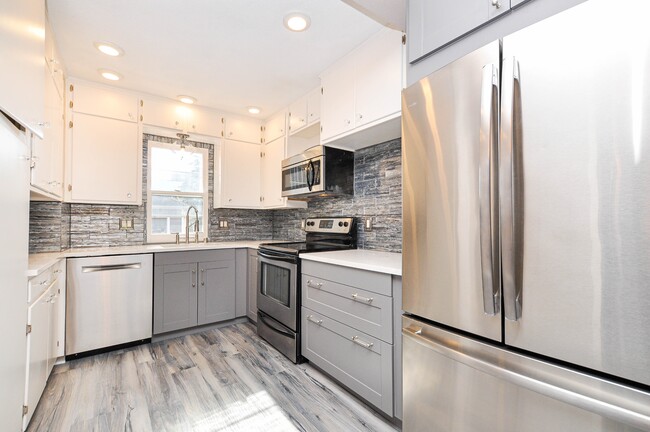 Building Photo - 408 15th Ave SW