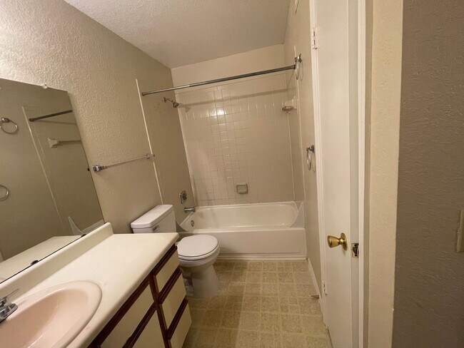 Building Photo - 2br/2ba Tradewinds Condo with Black Applia...