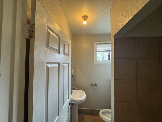 Building Photo - 2705 Lorraine St