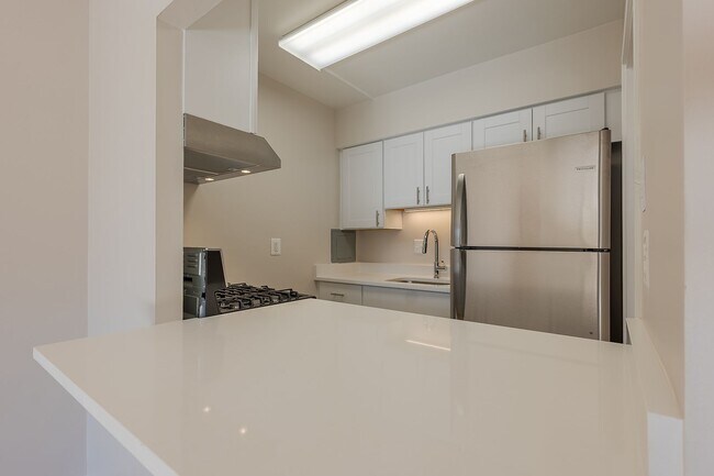 Building Photo - Sunny Renovated Studio w/Utilities Include...