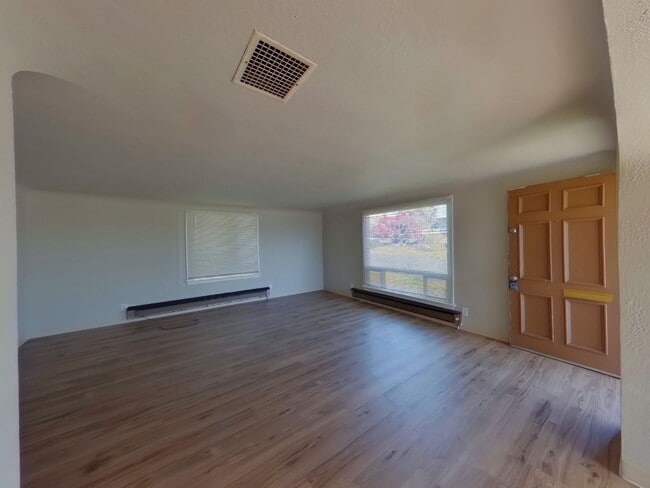 Building Photo - Updated 4 bedroom in South Eugene
