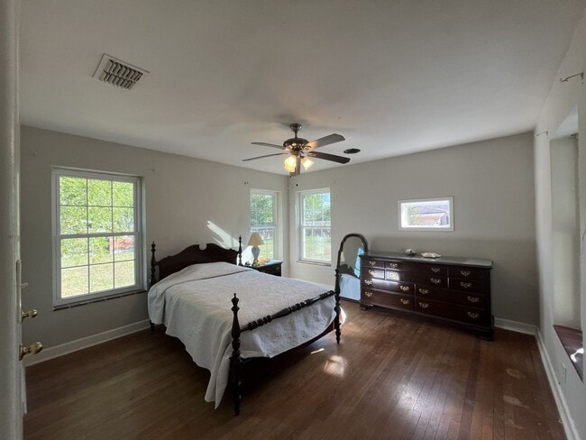 Building Photo - HOUSE AND BACK APARTMENT ON LARGE LOT!!