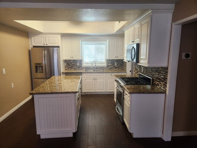 Building Photo - 3 bedrooms 2 bathrooms Downtown Riverside ...