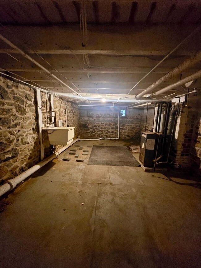Building Photo - 3 Bedroom