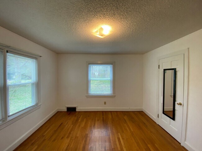 Building Photo - 4025 Robinhood Rd