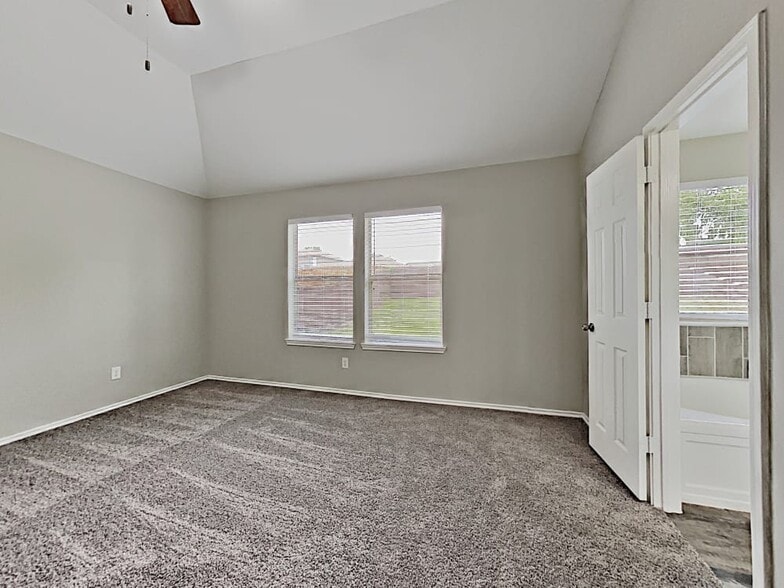 Building Photo - 2812 Maple Creek Dr