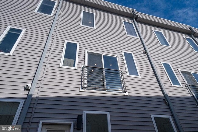 Building Photo - 1326 N Mascher St