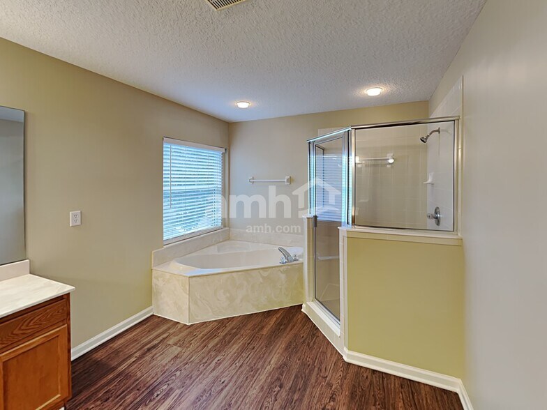 Building Photo - 456 Evergreen Way