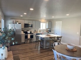 Building Photo - 675 E 4250 S