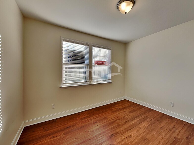 Building Photo - 206 Southfork Ln