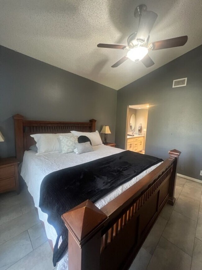 Building Photo - 3 Bed / 2 Bath House at INDIAN PALMS CC** ...