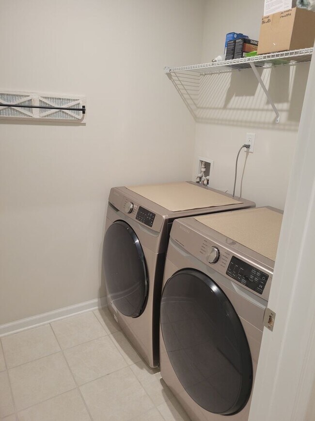 Building Photo - Lovely townhome in Stonehouse