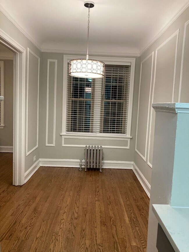 Building Photo - Recently Renovated East Rogers Park One Bedroom - Pets Welcome!
