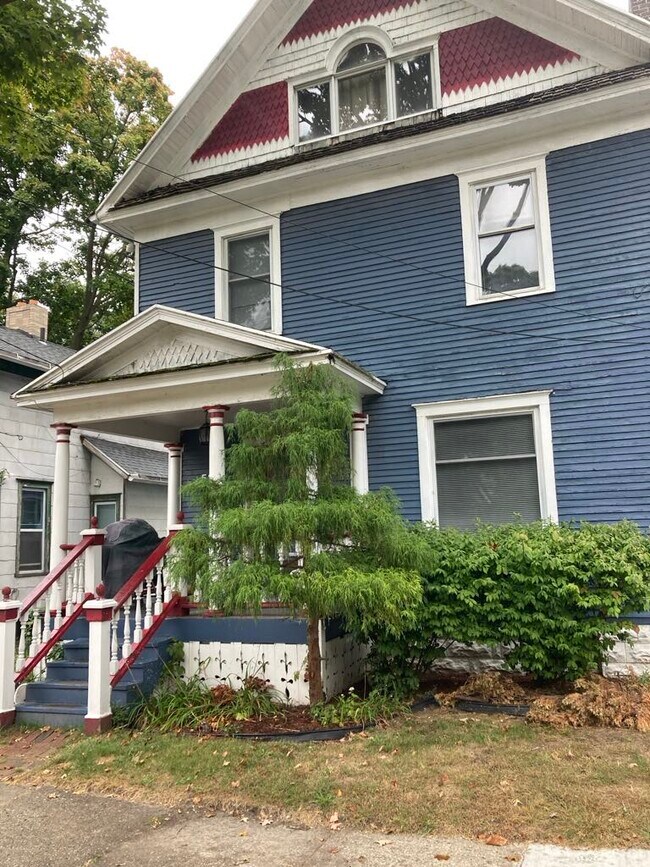 Building Photo - 529 Cherry St