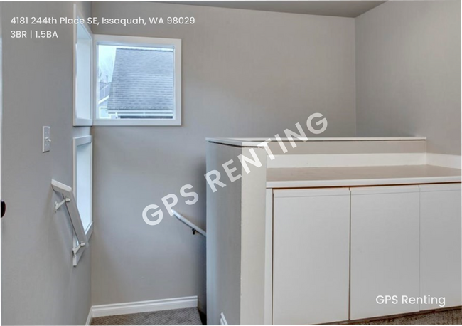 Building Photo - Spacious Two-Level Klahanie Townhome – Nat...