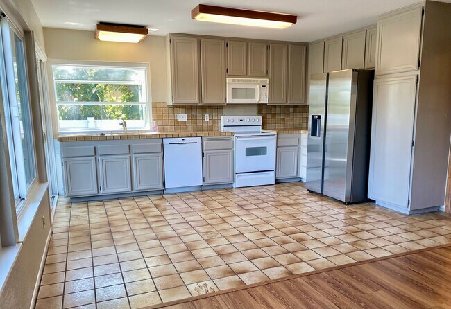 Building Photo - Amazing 4-bedroom home with a view, Availa...