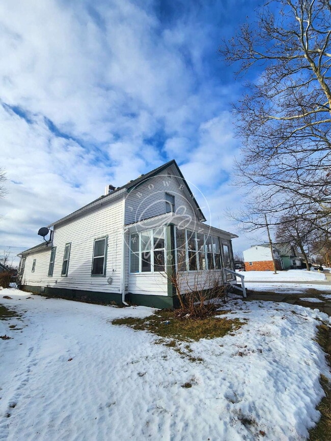 Building Photo - 4 bed 2 bath home with over 1600 Sq Feet!