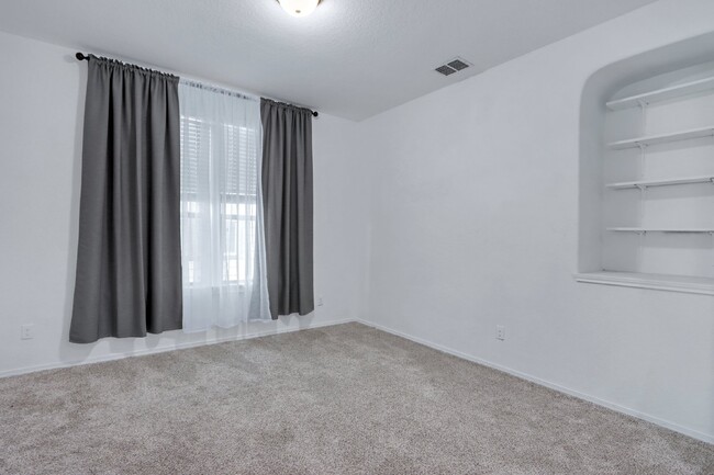 Building Photo - "Spacious 5-Bed Sanctuary with Granite Cha...