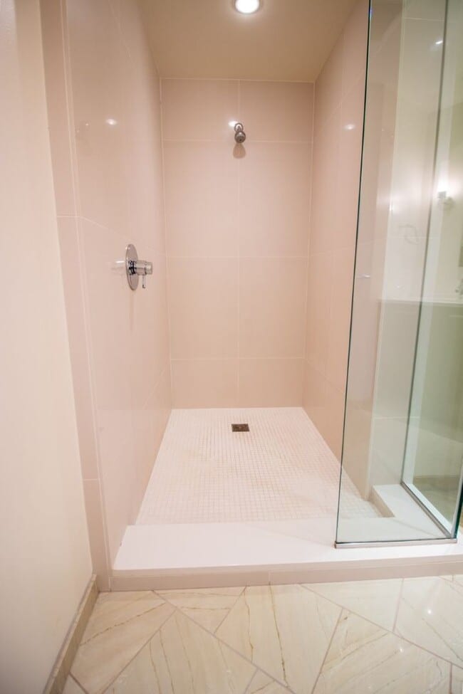 Building Photo - 1bd/1.5ba Bellevue Condo