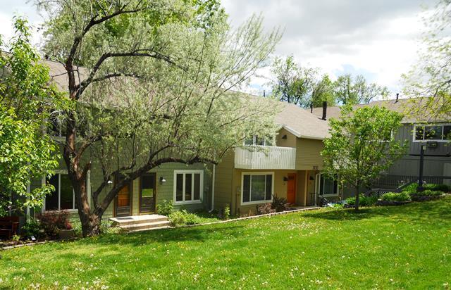Building Photo - Three bedroom on Broadway in N. Boulder