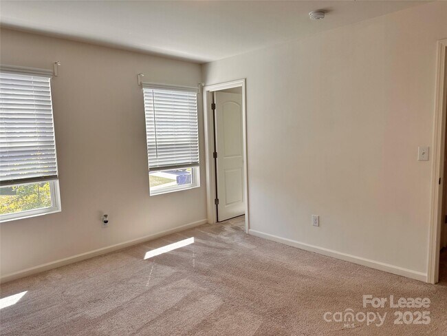 Building Photo - 5125 Saddleback Dr