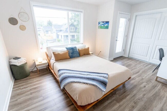 Building Photo - 5177 NE 14th Pl