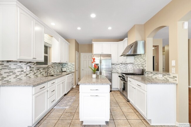 Building Photo - 5 Willow Heights Dr