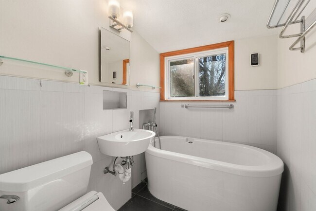 Building Photo - 22 Munroe Rd