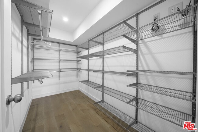 Building Photo - 848 N Las Palmas Ave