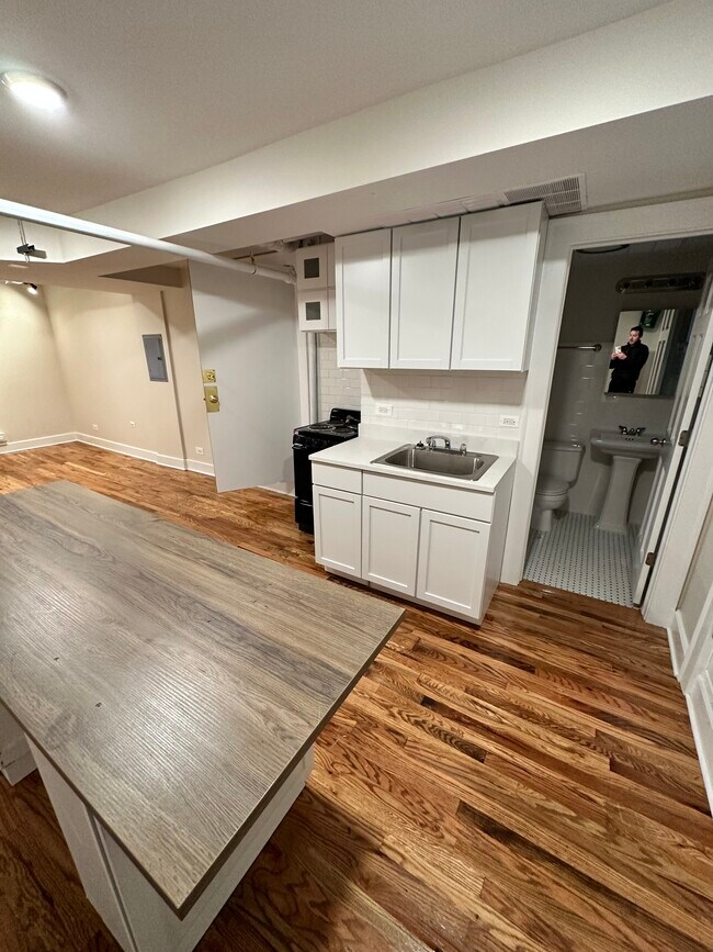 Building Photo - 845 W Agatite Ave