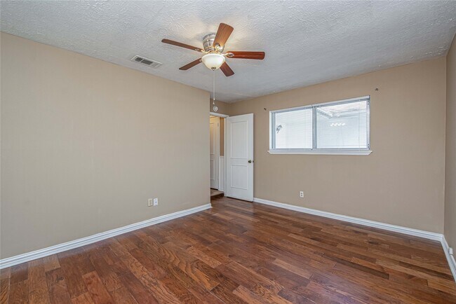 Building Photo - 16778 Glen Eagle Dr N